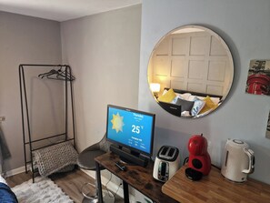 Iron/ironing board, WiFi, bed sheets - Charming 1-Bed Studio, parking, kitchen,WiFi (Hampton)