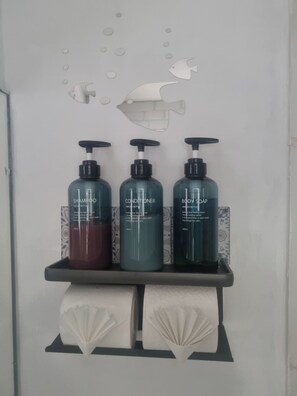 Shower, hair dryer, towels - Charming 1-Bed Studio, parking, kitchen,WiFi (Hampton)