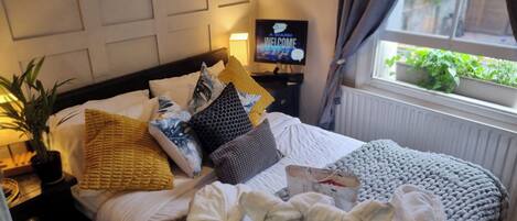 Tabla de planchar con plancha, wifi y ropa de cama