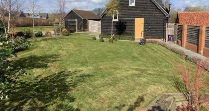 1-Bed - Sleeps 2 - Pet Friendly w Parking