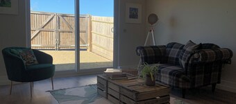 1-Bed - Sleeps 2 - Pet Friendly w Parking