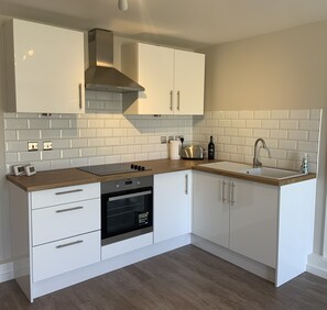 Kjøleskap, mikrobølgeovn, ovn og kokeplater