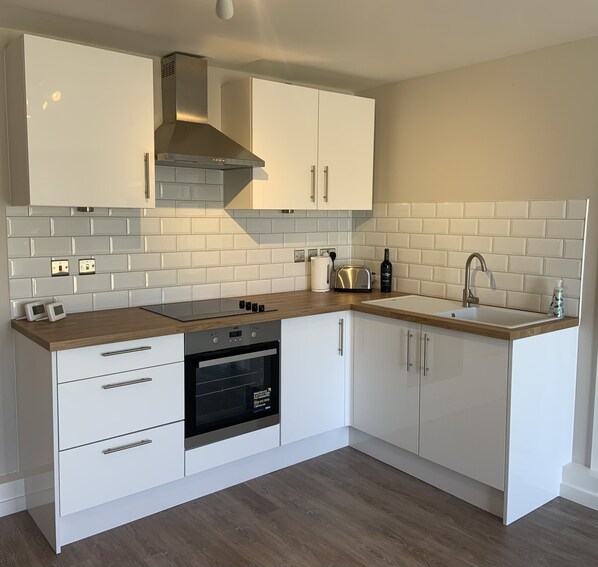 Jääkaappi, mikroaaltouuni, uuni, liesi