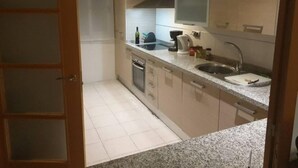 A compact kitchen with a dishwasher, a stove, a sink, and a microwave. - 2 Bed Flat-Sleeps4-Pets-Pool-Parking-GolfClub (Estepona)