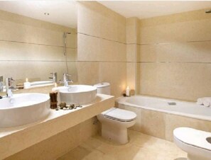 Suihku, hiustenkuivaaja, pyyhkeet