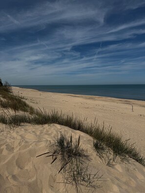 在海滩、沙滩椅、沙滩毛巾