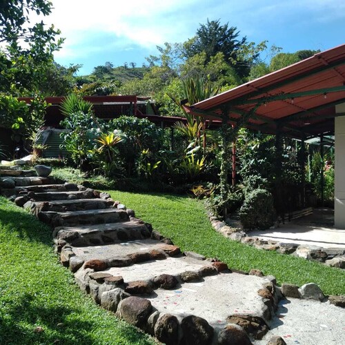 Enchanting zen home for friends and family, sleeps up to 8, kid friendly! 