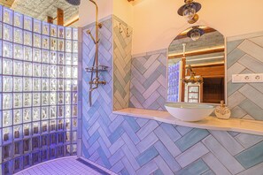 Douche, séchoir à cheveux, serviettes fournies