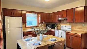 Coffee/tea maker, fridge, microwave, oven