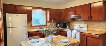 Coastal Charm meets Farmhouse living in a cozy single-family. 8 min to Mayo. 