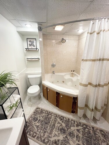 Coastal Charm meets Farmhouse living in a cozy single-family. 8 min to Mayo. 