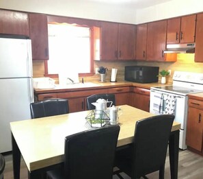 Refrigerador, microondas, horno, placa de cocina