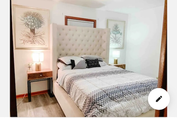 3 soverom, skrivebord, strykejern/-brett og reiseseng for barn