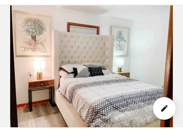 3 habitaciones, escritorio y tabla de planchar con plancha