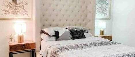 3 chambres, bureau, fer et planche à repasser, lit de bébé portatif