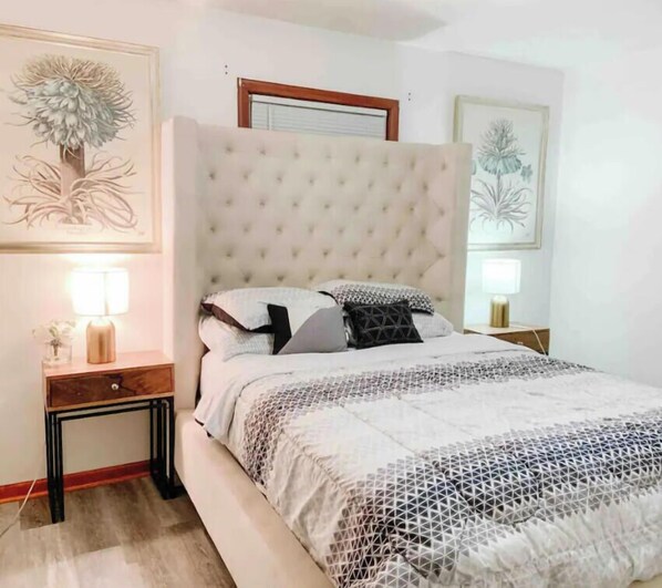 3 habitaciones, escritorio y tabla de planchar con plancha 