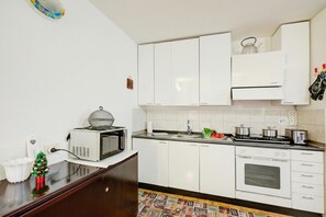 Kühlschrank, Mikrowelle, Ofen, Herdplatte