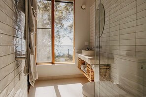 Ducha, artículos de tocador ecológicos, secador de pelo, toallas