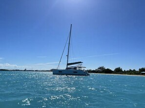 Regadera, toallas, jabón, papel de baño 