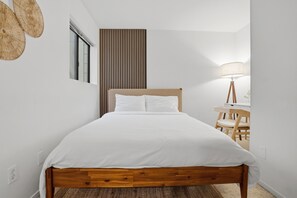 2 makuuhuonetta, työpöytä, silitysrauta/-lauta, vauvan matkasänky