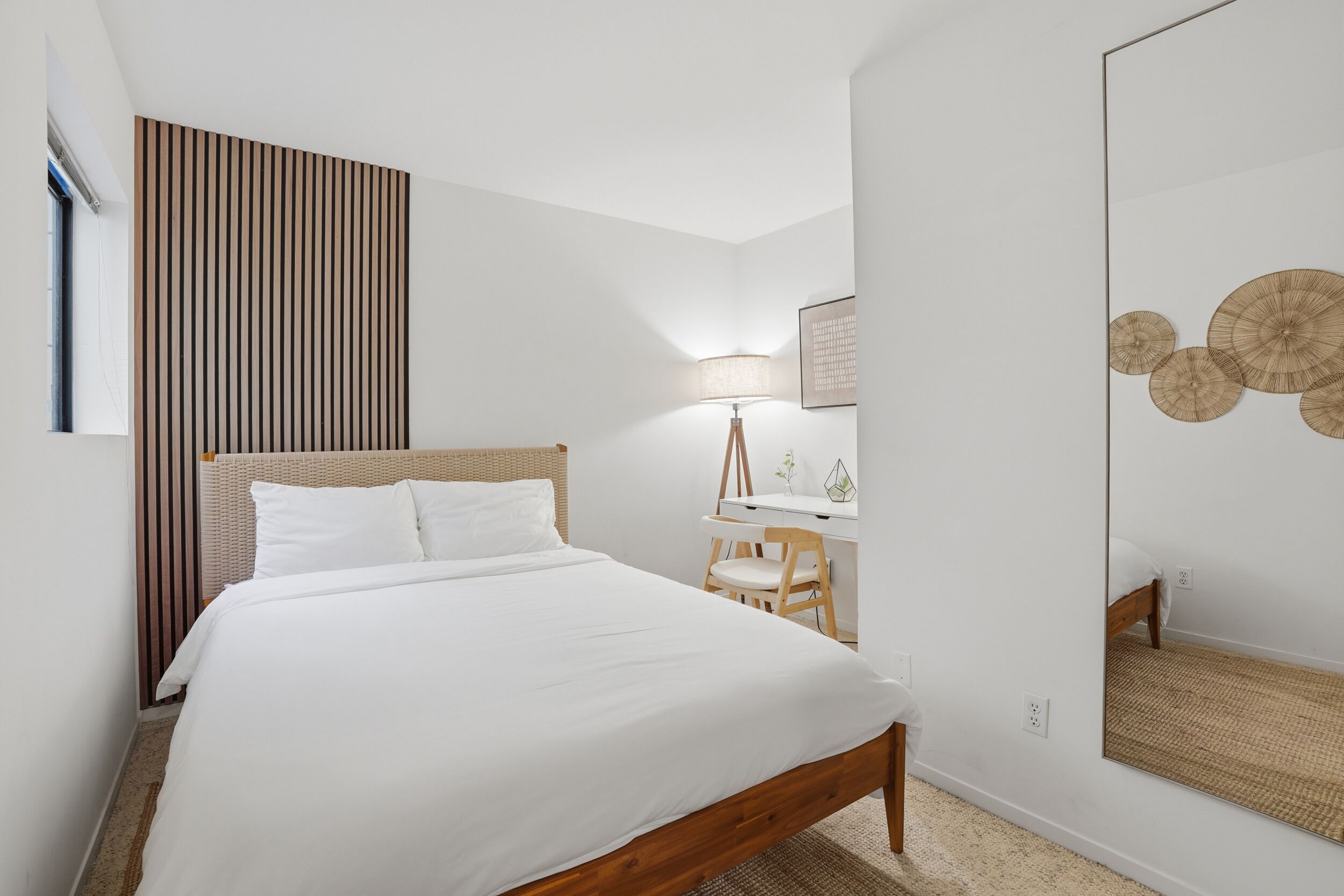 2 habitaciones, escritorio y tabla de planchar con plancha 