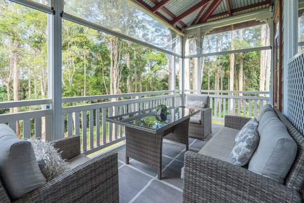 Property grounds - Romantic Cottage 250m to Gallery Walk (Tamborine Mountain)