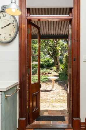 Interior - Romantic Cottage 250m to Gallery Walk (Tamborine Mountain)