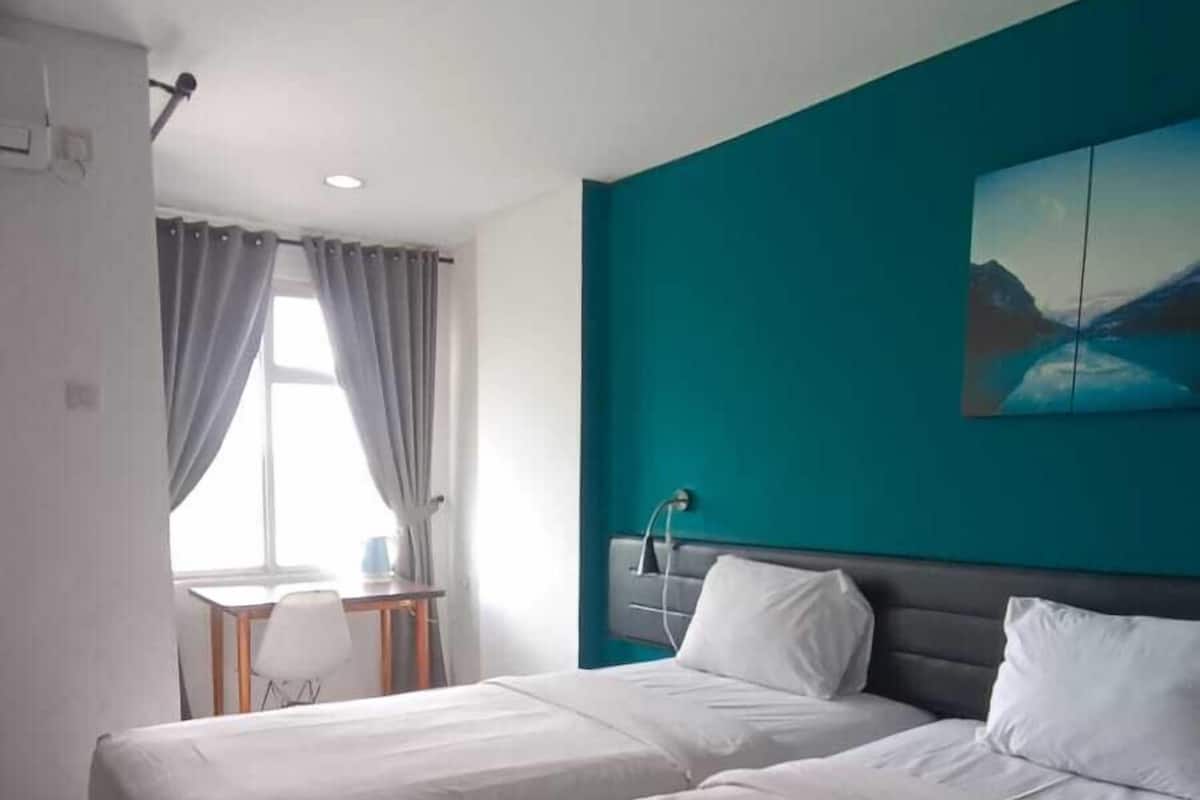 Standard Twin Room | Laptop workspace, free WiFi, individually furnished, bed sheets