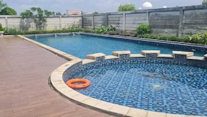 2 piscines extérieures