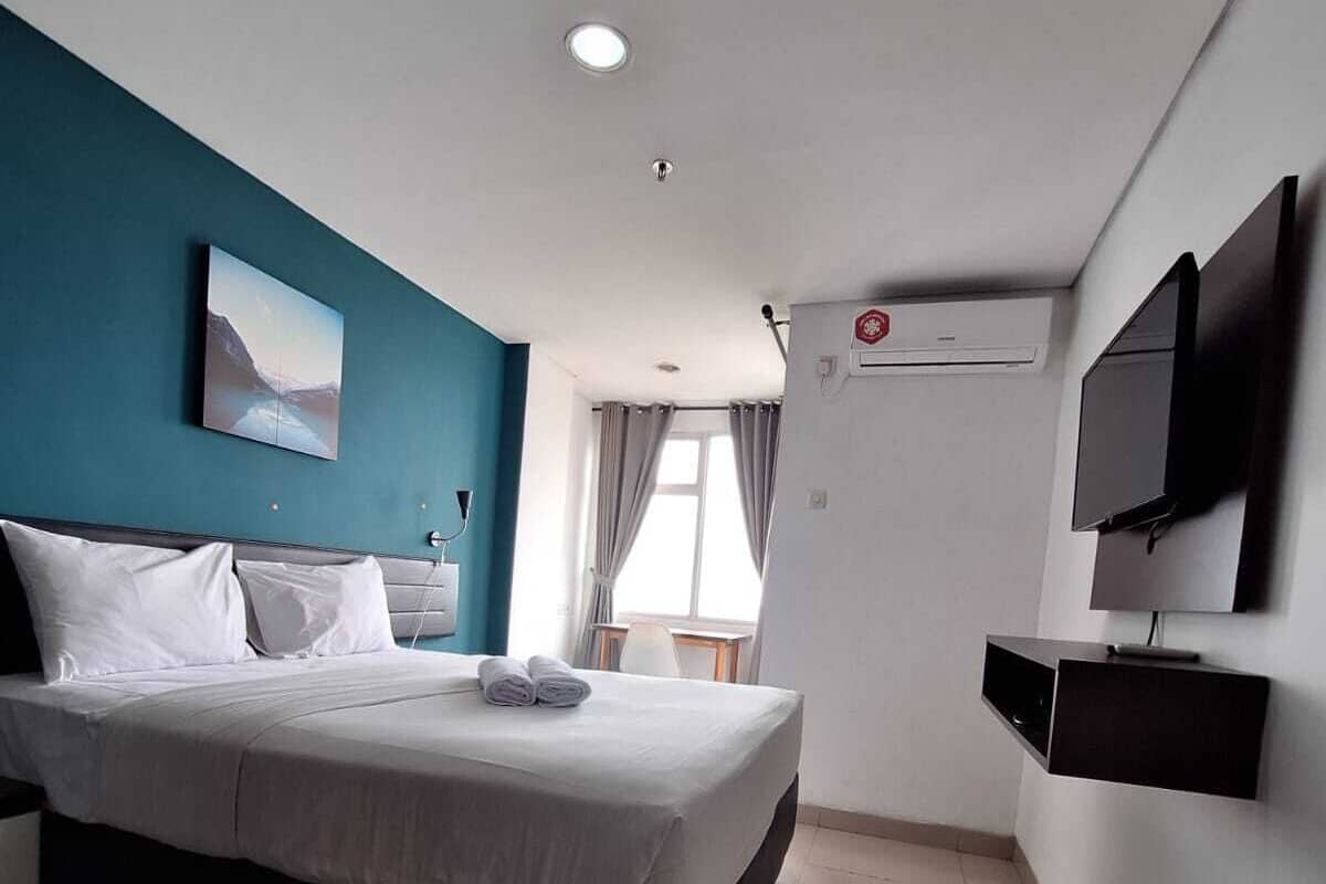 Laptop workspace, free WiFi, individually furnished, bed sheets