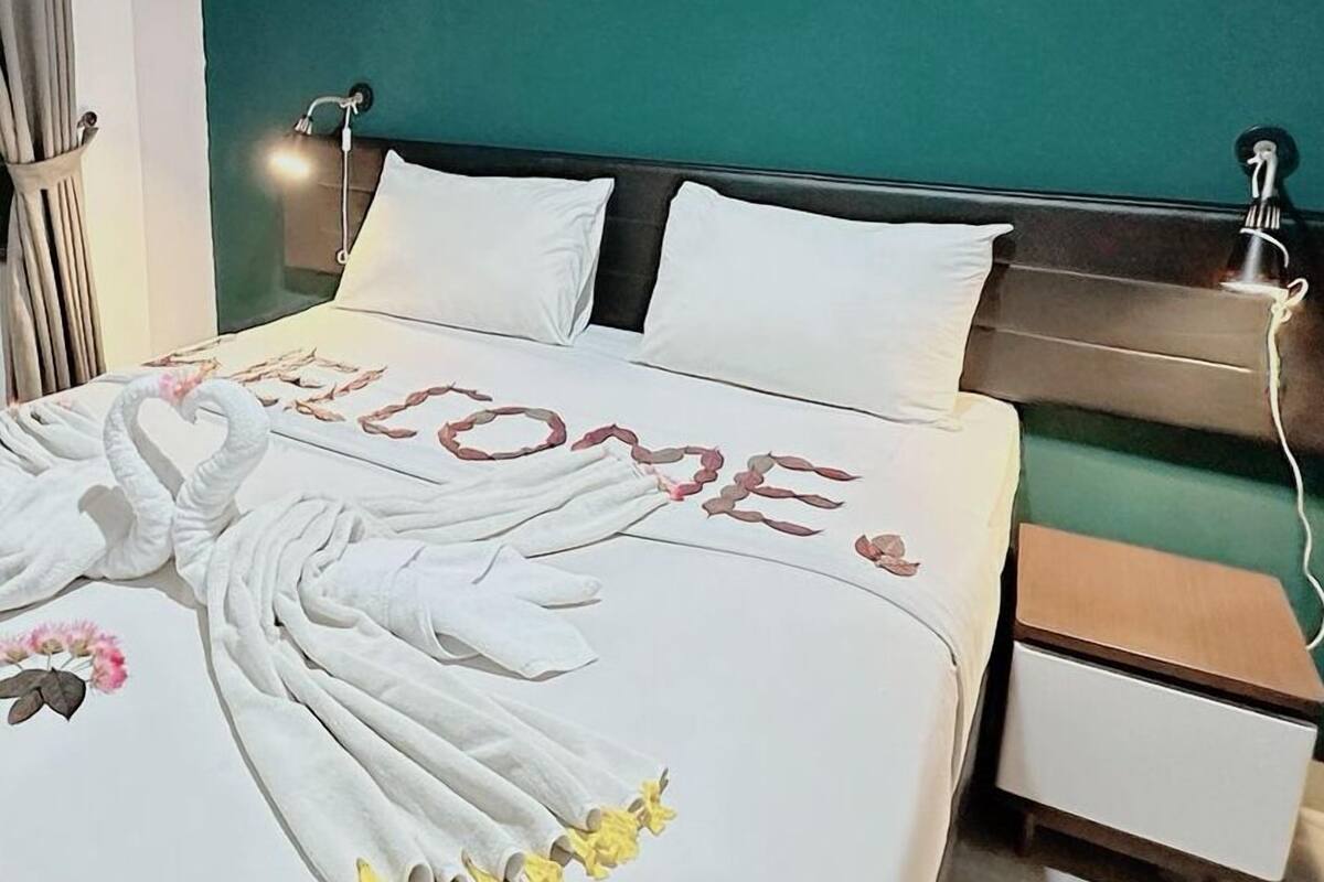 Suite Room | Laptop workspace, free WiFi, individually furnished, bed sheets