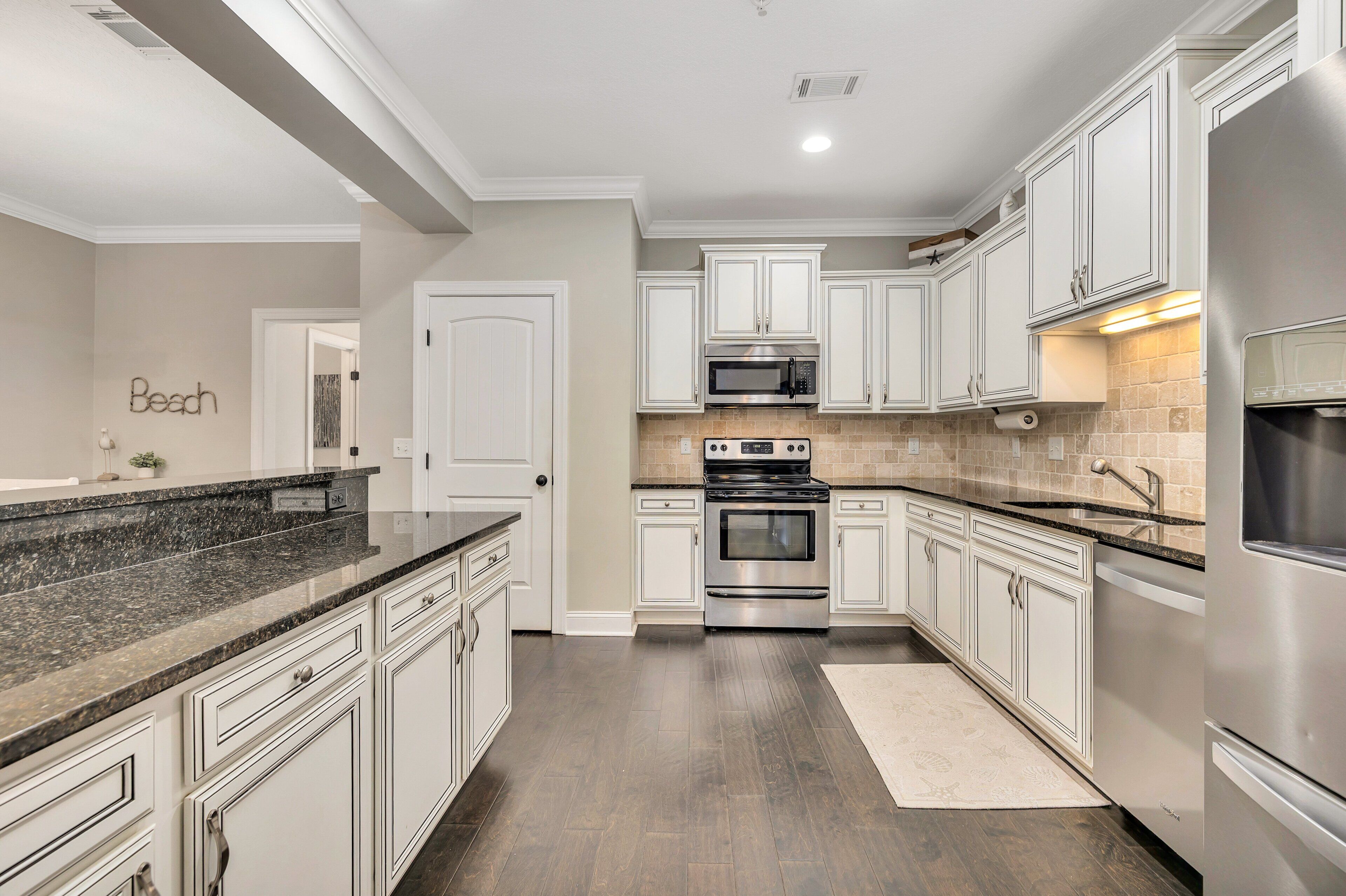 Kylskåp, mikrovågsugn, ugn och spishäll