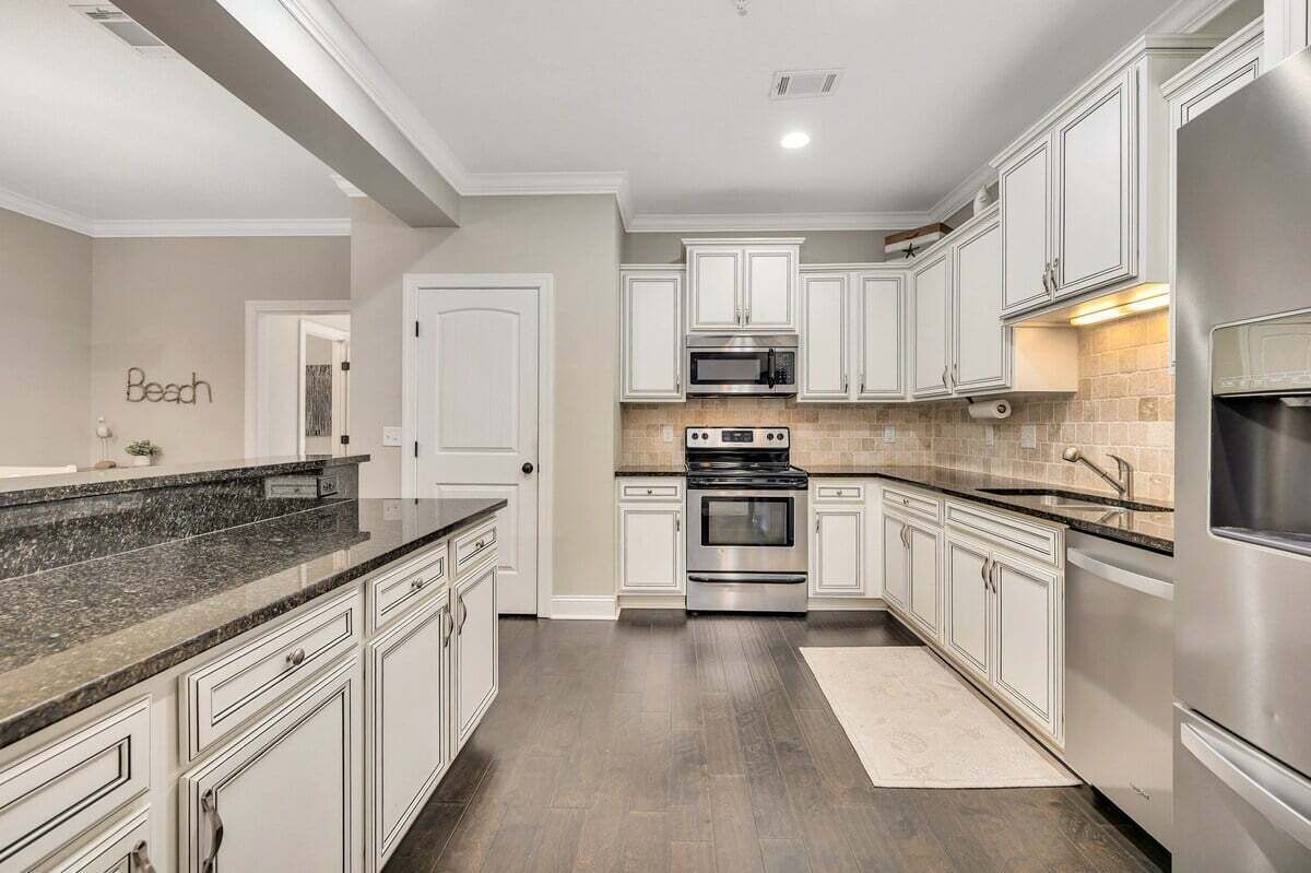 Een koelkast, een magnetron, een oven, een kookplaat