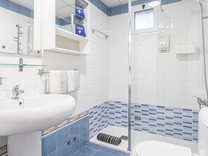 Shower, hair dryer, towels - Sevilla Best Location Triana Apartment (Sevilla)