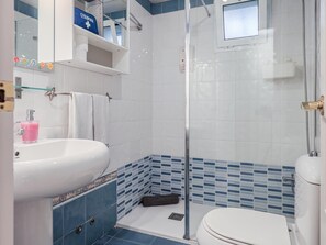 A bathroom with a white sink, a glass shower enclosure, and a toilet. - Sevilla Best Location Triana Apartment (Sevilla)