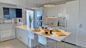 Kühlschrank, Mikrowelle, Ofen, Geschirrspüler