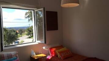 2 habitaciones, tabla de planchar con plancha, internet y ropa de cama