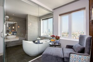 Quarto casal premier, 1 cama King, banheira, vista para a cidade | Vista para a cidade