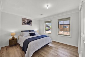 3 bedrooms, iron/ironing board, free WiFi, bed sheets - Tranquil Escape by Ready Set Stay - Beach, shops, internet, Foosball (Dromana)