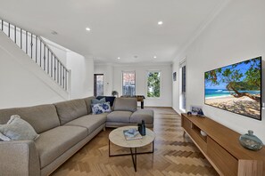 Smart-TV, DVD-spiller, fotballspill og bøker