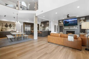 Interior - Heavenly Haven: Ski & Beach Getaway (South Lake Tahoe)