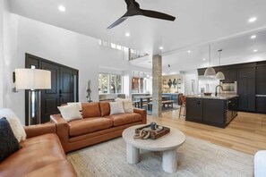 Televisión, chimenea y oficina 