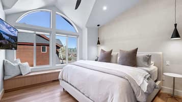 5 slaapkamers, een bureau, een strijkplank/strijkijzer, wifi