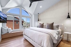 5 Schlafzimmer, Schreibtisch, Bügeleisen/Bügelbrett, WLAN