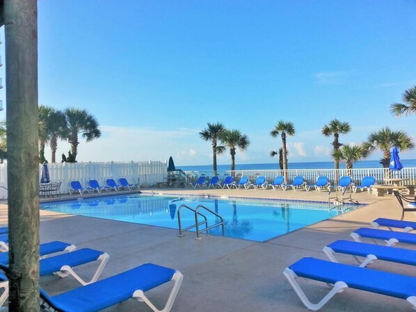 Alberca al aire libre y alberca climatizada