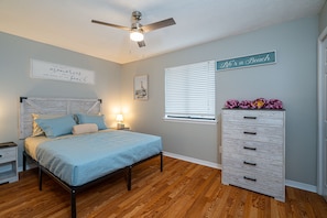 4 habitaciones, tabla de planchar con plancha y cuna de viaje 