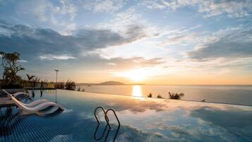 5 piscinas al aire libre, camas de piscina gratis, sombrillas