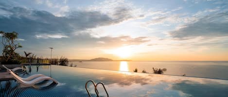 5 outdoor pools, open 6:00 AM to 8:00 PM, free pool cabanas