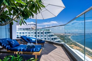 Penthouse, 2 Bedrooms, Private Pool, Sea View | Bar mini percuma, peti besi dalam bilik, meja 