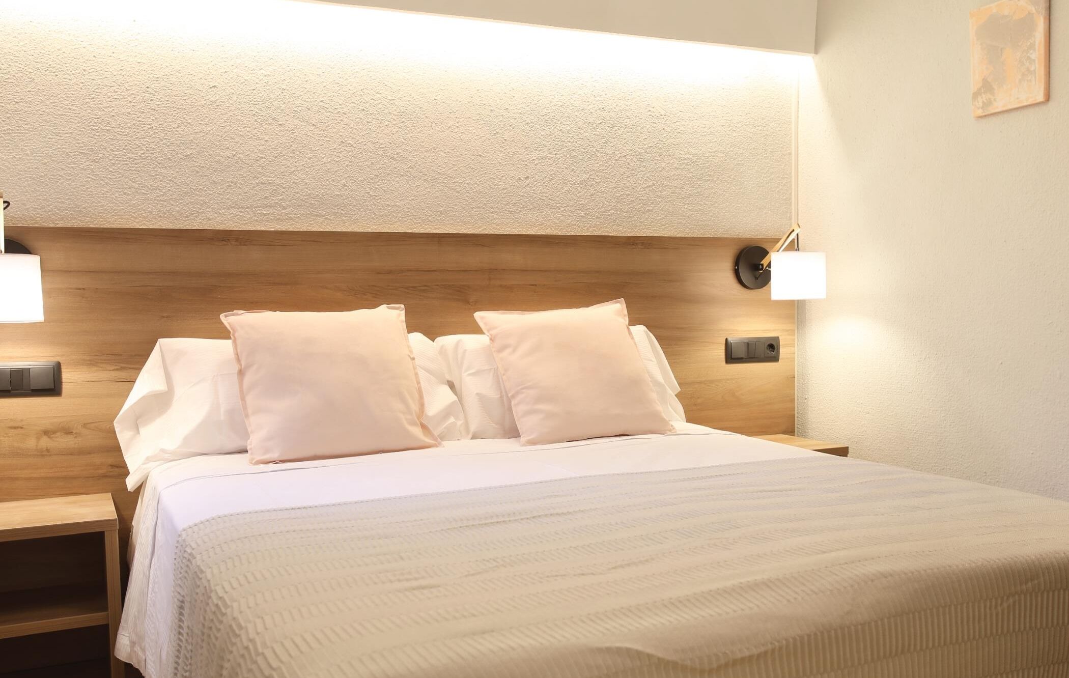 2 slaapkamers, een strijkplank/strijkijzer, internet, beddengoed